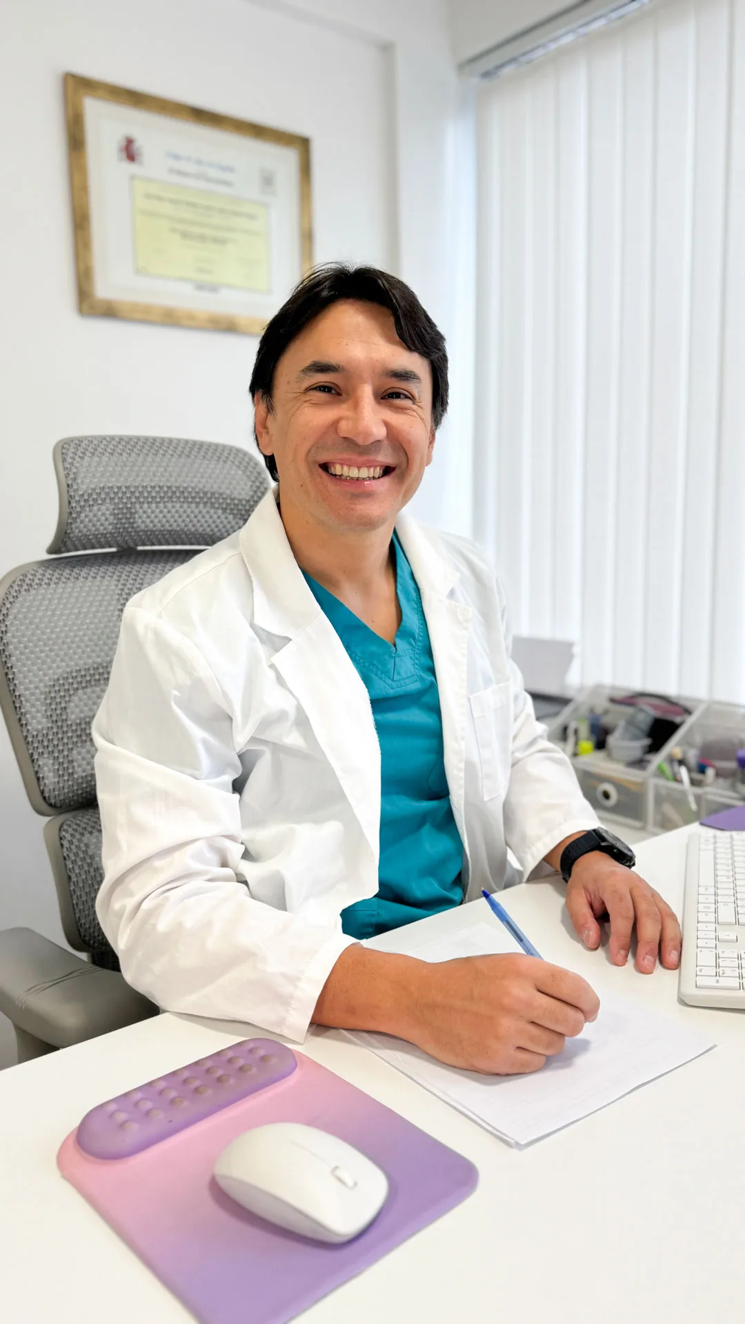 El Dr. Diego Concha durante una consulta de endocrinología en Valdivia