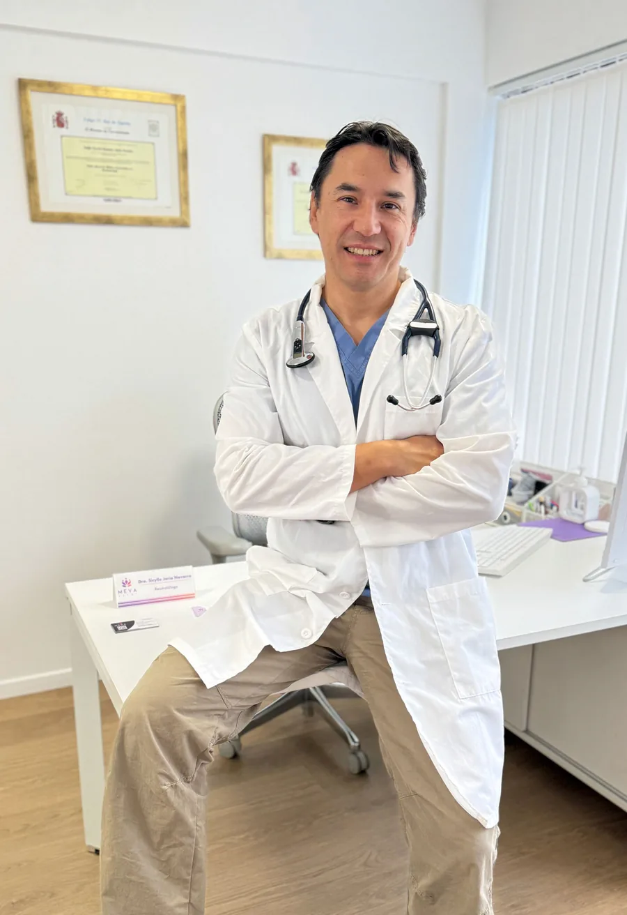 El Dr. Diego Concha Celedón, endocrinólogo de MEVA Salut, en su consulta de Valdivia