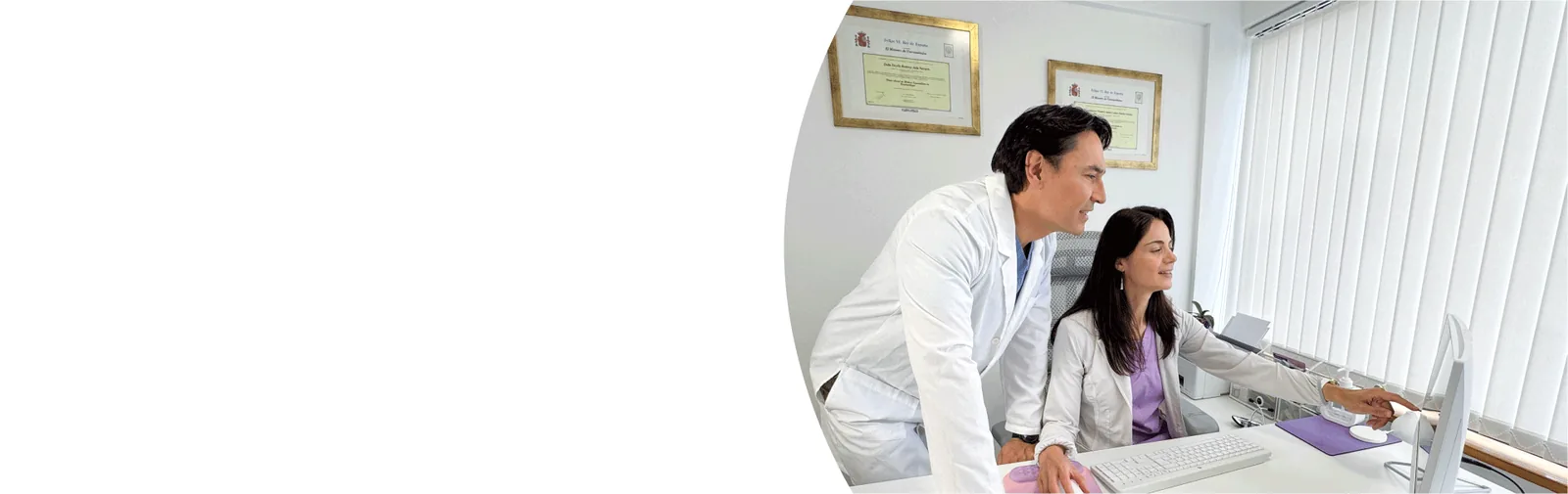 El Dr. Diego Concha y la Dra. Sicylle Jeria trabajando en la consulta de MEVA Salut