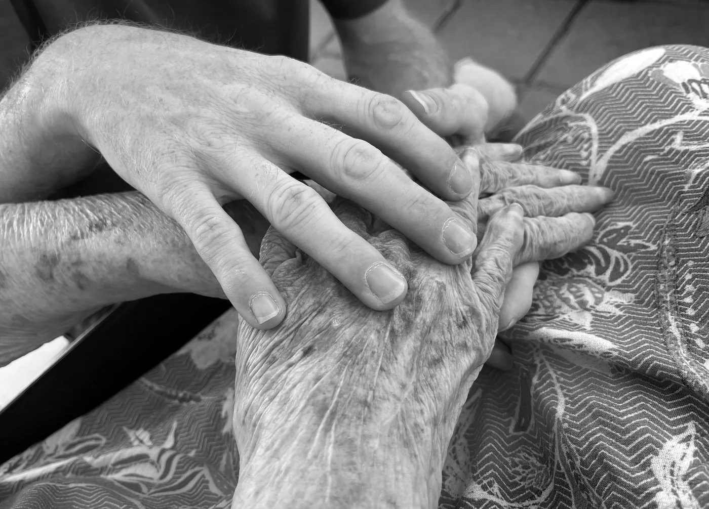 Manos de una paciente adulta mayor con dolor articular