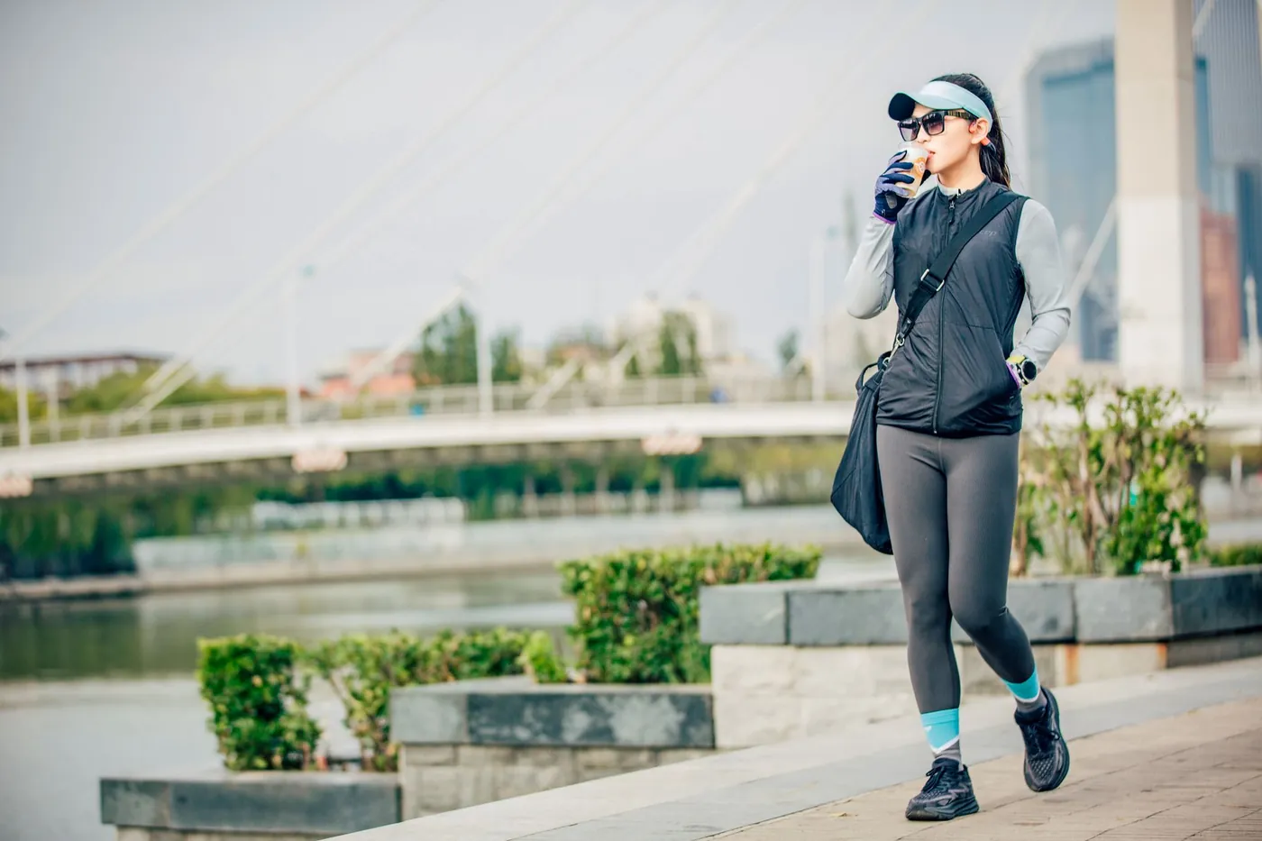 Mujer caminando al aire libre durante la mañana