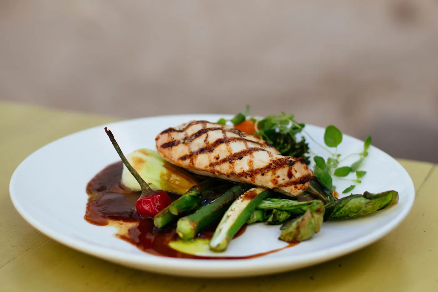 Plato de pescado a la parrilla con verduras, ejemplo de alimentación baja en carbohidratos